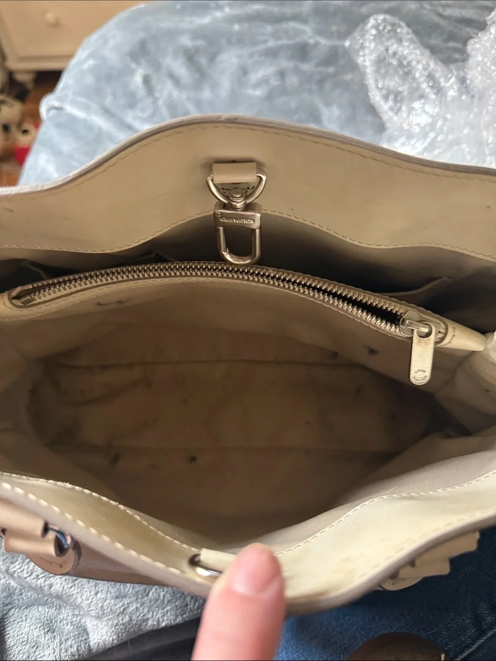 Louis Vuitton Pont-Neuf PM White Epi Leather Satchel Handbag Made in France.